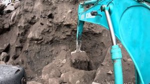 Строительство, экскаватор копает песок