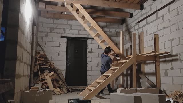 Деревянная лестница черновая из досок для стройки. Дом своими руками. Межэтажная лестница