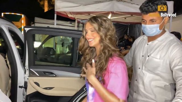 Tara Sutaria Looking Fabulous In Curly Hair & Pink T-Shirt Snapped Post Shoot In Filmcity смотреть онлайн