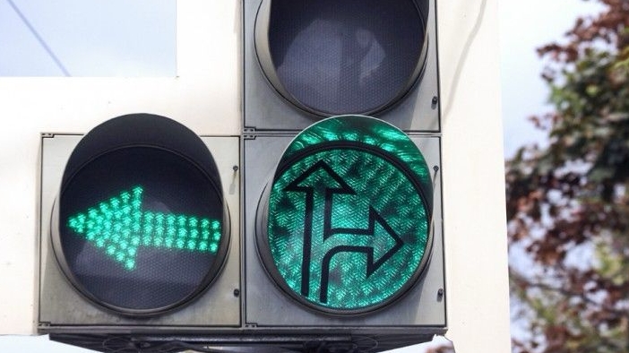 Можно ли повернуть на основной зеленый, при дублирующей стрелке: эксперт все разъяснил смотреть онлайн