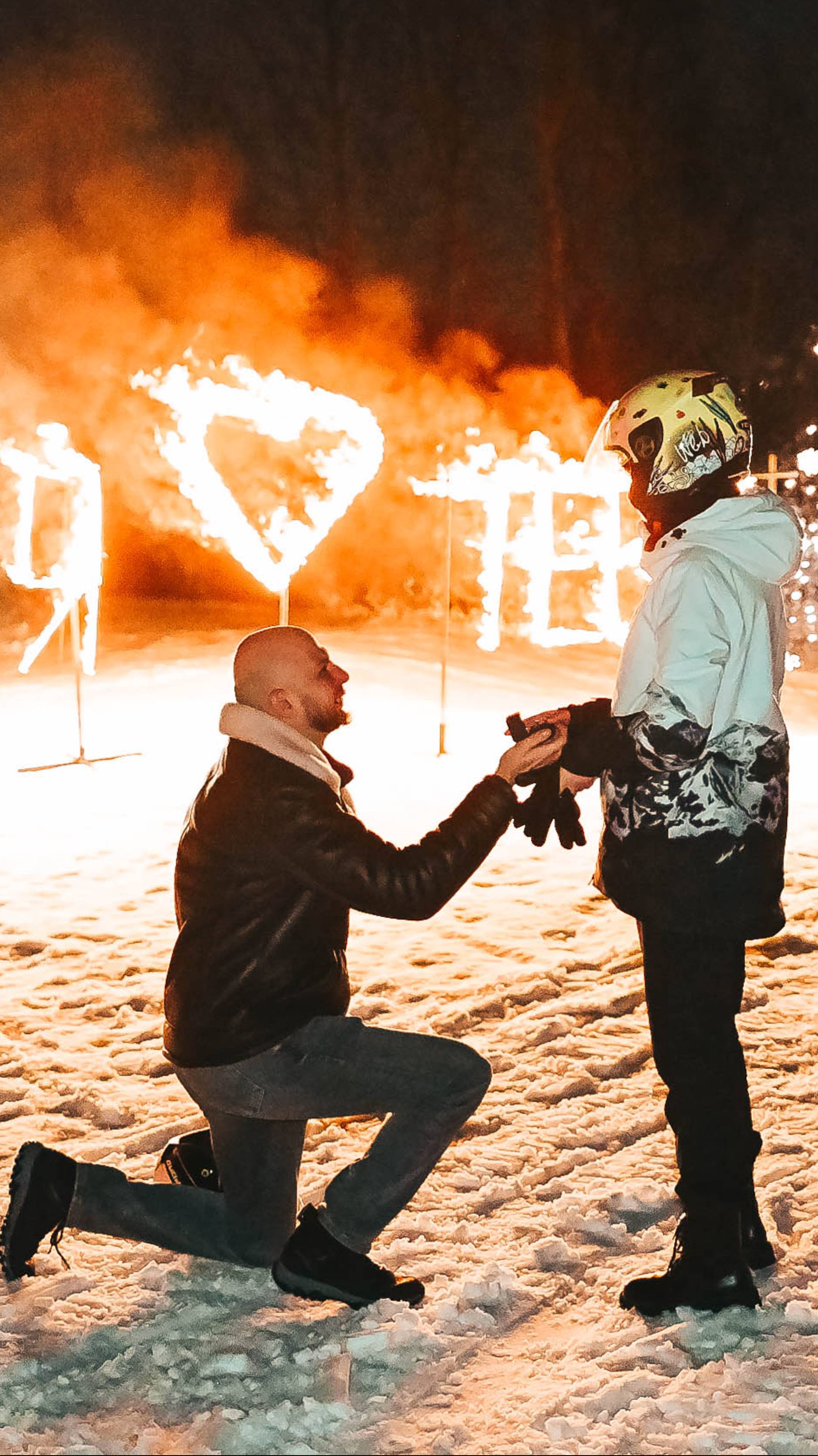 Пиротехническое шоу после Прогулки на снегоходе. Красивый способ сделать предложение руки
