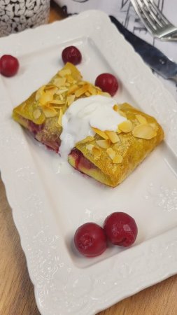 Полезный пирог с вишней без муки и сахара.