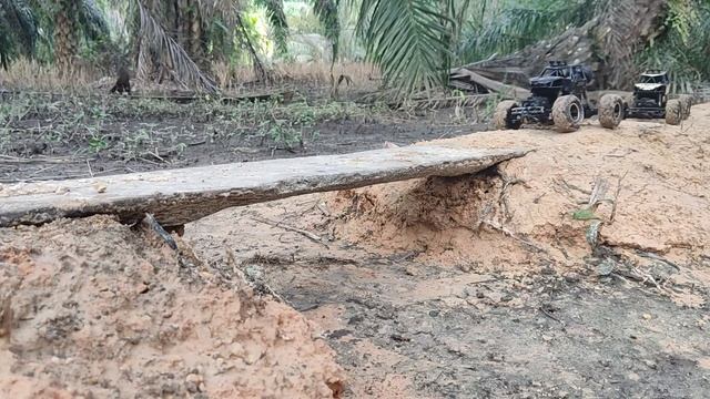 Mobil Mainan Melewati Sungai