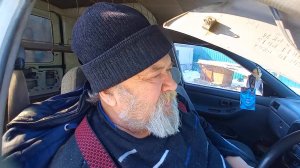 Пенсионер взял в кредит этот металлолом и пытаеться заехать в ограду жена пока не знает что он купил