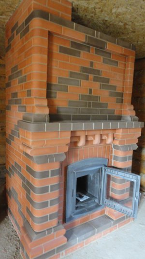 Облицовка портала чугунной печи в бане с трубой и вытяжкой.