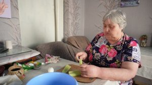 Пенсионерка готовит вкусный салат ПОДВАЛ ИЛЬИЧА заботливая домохозяйка и мама