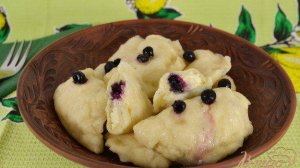 Вареники с творогом и черникой