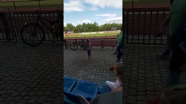 Агата в перерыве игры дедушкиной команды. смотреть онлайн