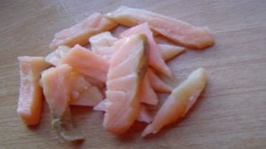 Салат из пекинской капусты, огурцов и красной рыбы