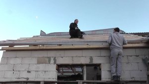 Обрешётка и т.д. второй части крыши. Строительство пристройки к дому 46 серия