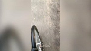 Звук езды велосипеда по лужам и слякоти