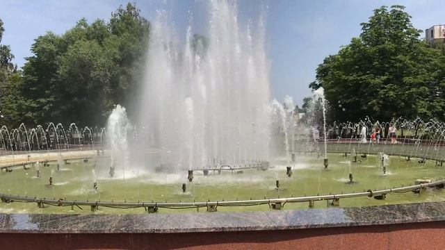 Кривой Рог: фонтан у городского совета смотреть онлайн