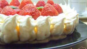 Торт-безе со взбитыми сливками и клубникой.