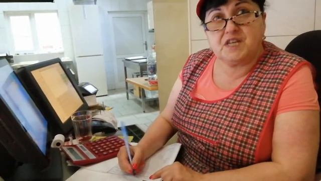 Сочи. В очереди за самыми вкусными чебуреками в мире! Это очень старое кафе. Здесь реально вкусно!
