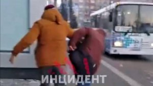 В Омске конфликт в автобусе завершился дракой на остановке