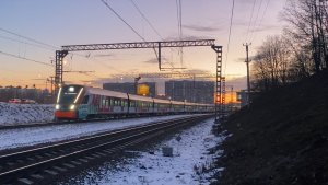 ЭГ2Тв-011 «Иволга» в вечерний закат проследует близ О.П.Трикотажная