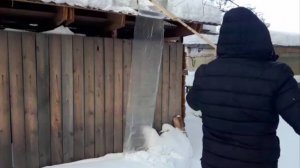 Сами с усами: Убираем снег с крыши...