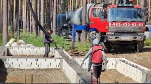 Заливка ленточного фундамента с применением несъемной опалубки.