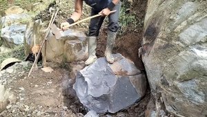 Строительство , самый сильный шахтёр разбивает камни в ручную