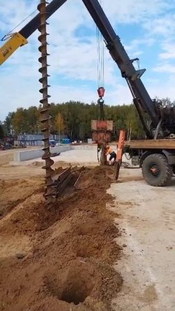 Процесс забивки шпунта Ларсена вибропогружателем 🤛 Услуги бурения тел. +7 (985) 185-77-77.