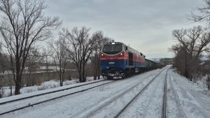 ТЭ33АС-0048 С ГРУЗОВЫМ ПОЕЗДОМ СО СТОРОНЫ АЛТАЯ. НОВО-УСТЬ-КАМЕНОГОРСК