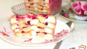 Австрийский десерт Kardinalschnitten с брусничным соусом