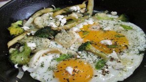 Быстрый завтрак из яйца с овощами