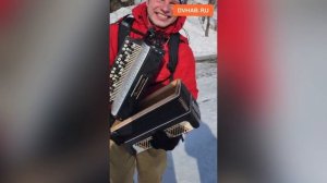 Музыкант-путешественники разбил баян в Хабаровске