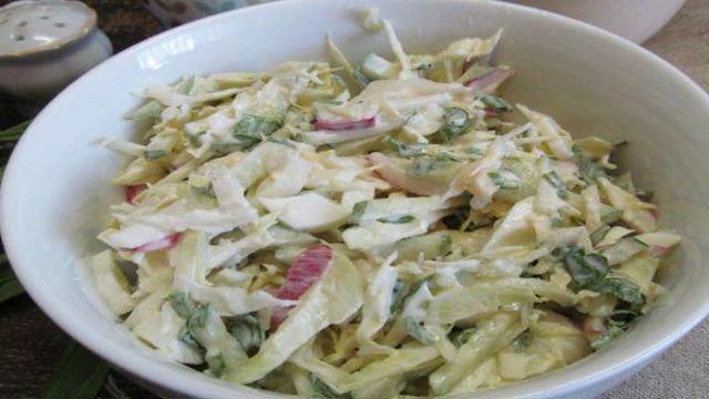 Салат из капусты с редисом