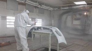 Покраска бампера, наносим базу и лак.