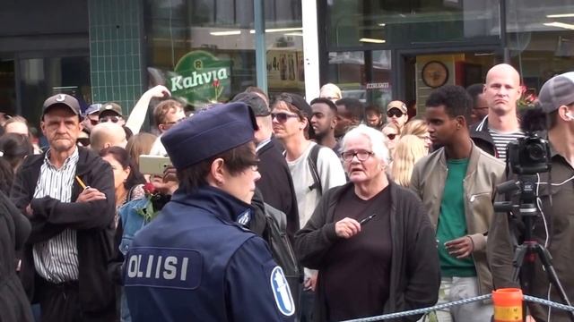 Pari kasvoa väkijoukossa смотреть онлайн