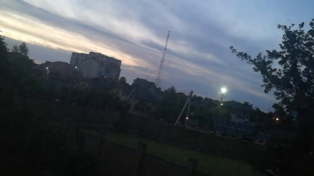 Вечер над участком с забором. Как забор выглядит в темноте смотреть онлайн