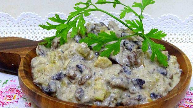 Кабачки тушёные с шампиньонами