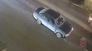 Десятилетнего мальчика пришлось доставать из-под авто, после того как его с мамой сбили на переходе