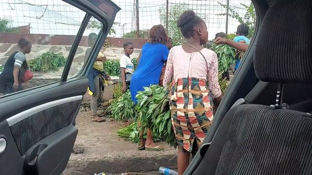 pondu ( cassava leaves) | look at how people do fight to buy farm produces. KINSHASA DRC смотреть онлайн