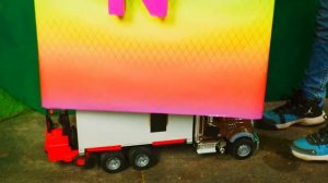 Дети играют в строителей 🚧 Образовательное видео для детей