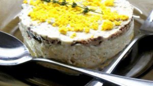 Аля Мимоза с чесночным соусом