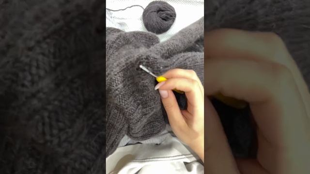 Добавляем плотность краю изделия или укрепляем линию воротника крючком #вязание #tk_полезности #kni смотреть онлайн