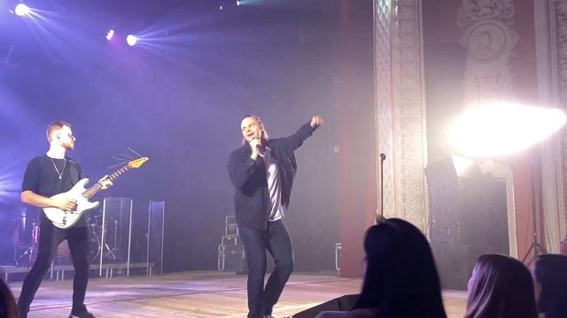 «Ми удвох ховаємось в печалі, що буде з нами далі» Співає CHEEV і Вінниця