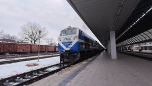 [CFM] Тепловоз ТЭ33АС-3007 с поездами №№ 105 и 351, станция Кишинёв