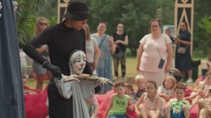 Промо-видео уличного кукольного представления "Театр в кармане".
Автор музыки - Михаил Бухаров