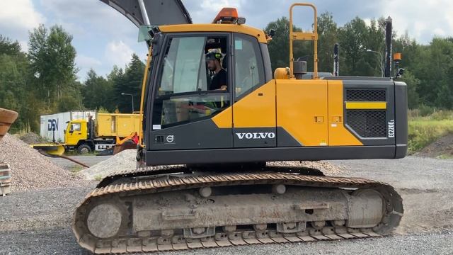 Köp Grävmaskin Volvo EC220EL + 4 redskap på Klaravik смотреть онлайн
