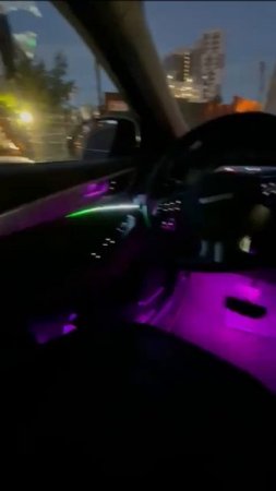 В пробке в салоне автомобиля слушаем музыку.
