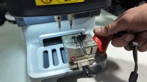 Нарезка лезвия ключа Hyundai I30 на ЧПУ Xhorse Dolphin XP-005