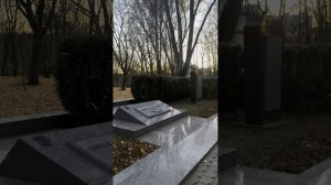 В братской могиле в Лошицком парке захоронены солдаты Советской Армии, партизаны и жители