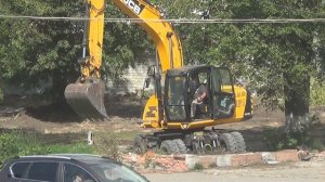 Снос кирпичного строения экскаватором JCB