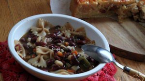Фасоль, тушенная  с пастой и овощами