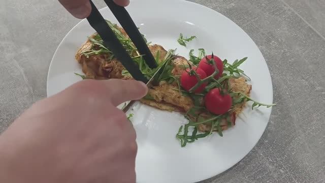 Омлет с беконом и овощами – идеальный быстрый завтрак! 🍳🥓