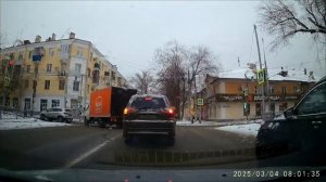 Поворот налево с правой полосы разрешён только при наличии знака «Направление движения по полосам»,