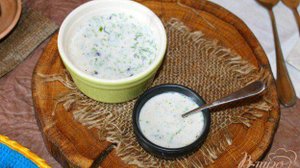 Соус на йогурте с чесноком, зеленью и бальзамическим уксусом